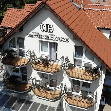 The White House 3*